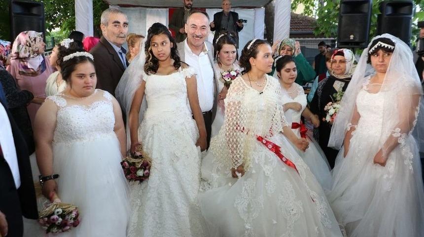Down Sendromlu Kızlar Gelinlik Giydi