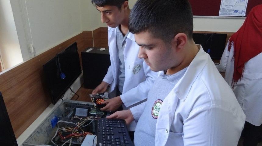 Arızalı Bilgisayarlar Onarılıp Okulların Hizmetine Sunuluyor