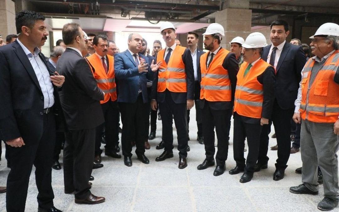 Bakan G&uuml;l, Yapımı Devam Eden Adliye İnşaatını İnceledi