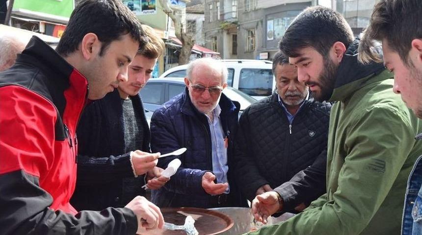 Lapseki Ak Parti Gen&ccedil;lik Kolları Afrin Zaferi İ&ccedil;in Pilav Dağıttı