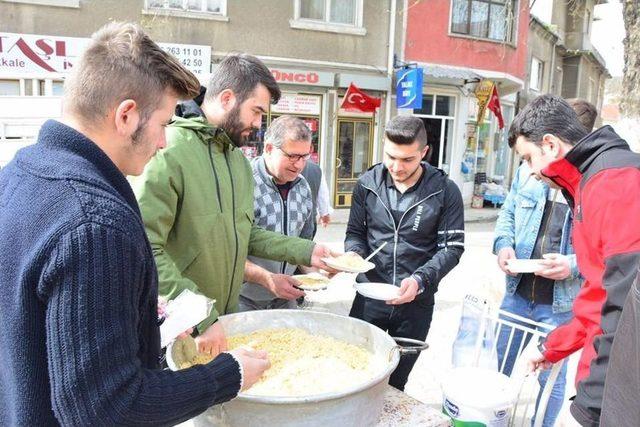 Lapseki Ak Parti Gençlik Kolları Afrin Zaferi İçin Pilav Dağıttı