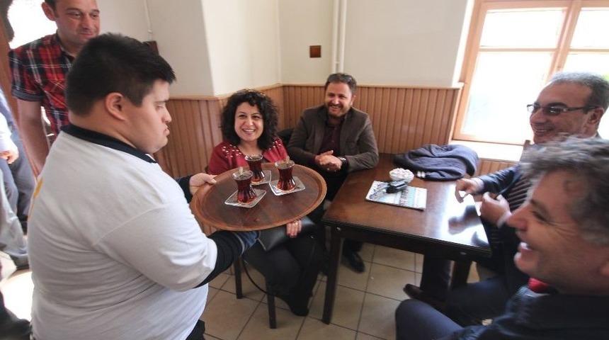 &Ouml;zel &Ccedil;ocuklardan M&uuml;şterilere &Ccedil;ay Ve Kahve Servisi