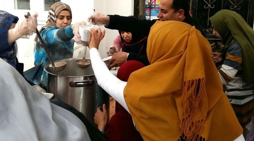 Öğretmenler Öğrencilere Aşure Dağıttı