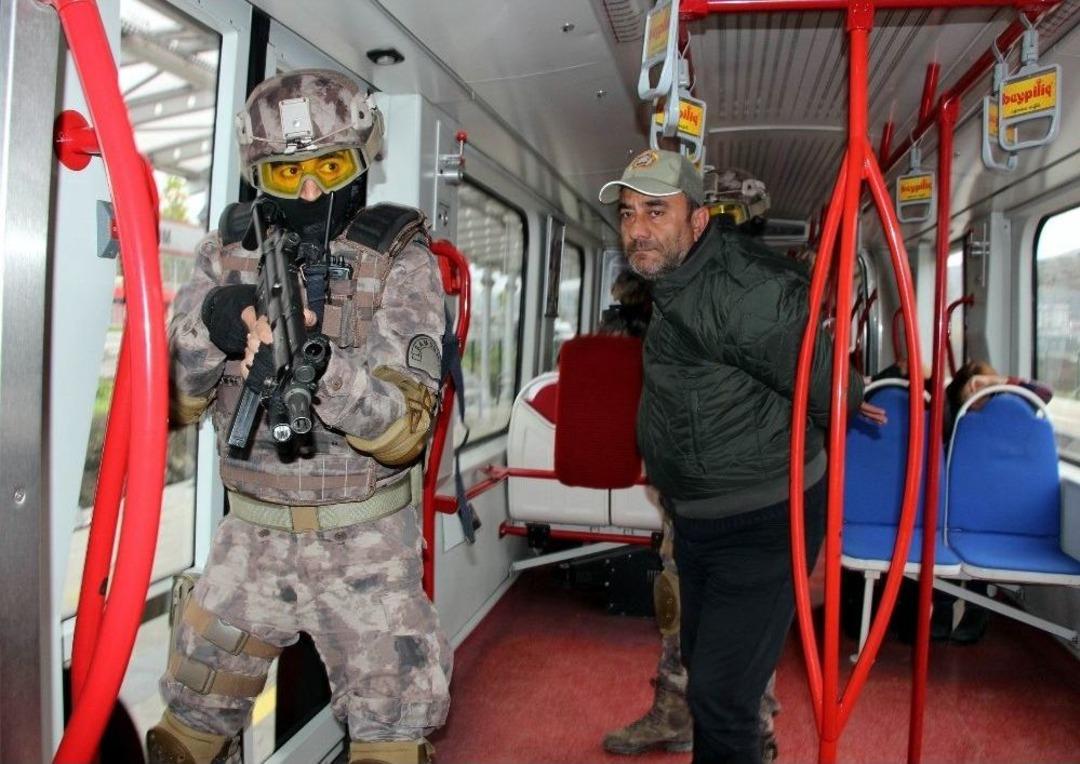 &Ouml;zel Harekat Polisinden Ger&ccedil;eği Aratmayan Rehine Kurtarma Tatbikatı