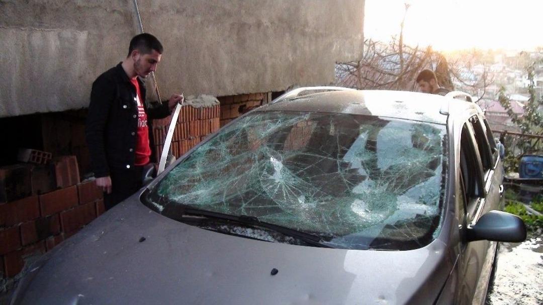 (&ouml;zel) Arkadaşına Kızdı Aracını &Ccedil;eki&ccedil;le Par&ccedil;aladı