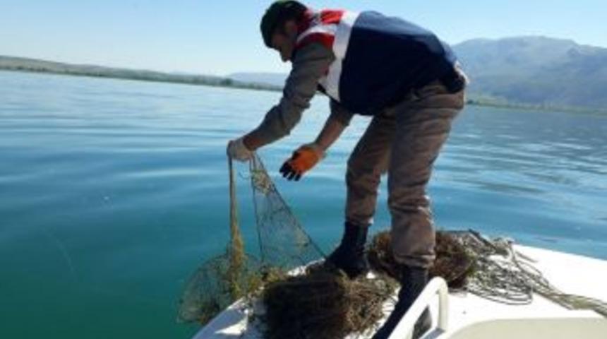 Eğirdir&rsquo;de 100 Kerevit Sepeti Ele Ge&ccedil;irildi