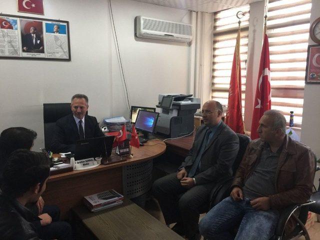 Kahta Myo’dan Gazi Ortaokulu Kütüphanesine Destek 1