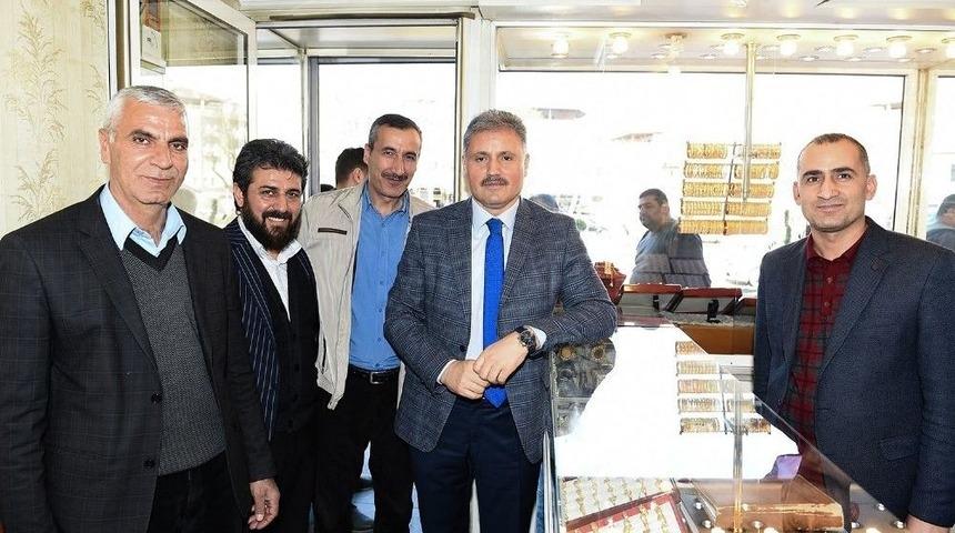 Başkan &Ccedil;akır, Eski Malatya&rsquo;da Esnaf Ve Vatandaşları Ziyaret Etti