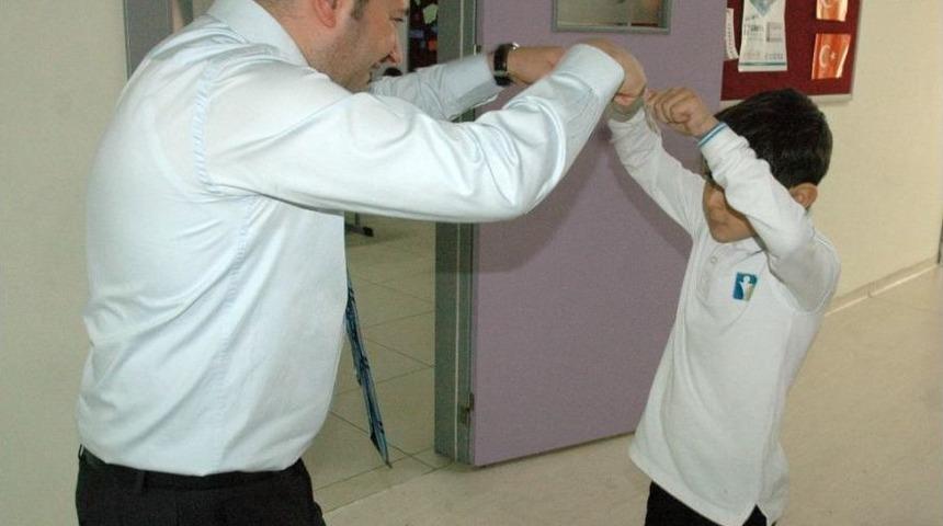 Öğrencilerle Selamlaşıp Derse Başlıyor