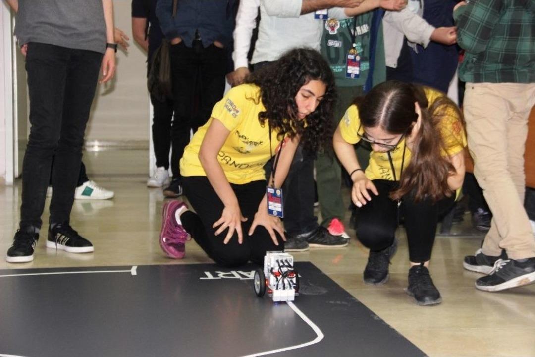&Ouml;ğrenciler Tasarladı, Robotlar Yarıştı