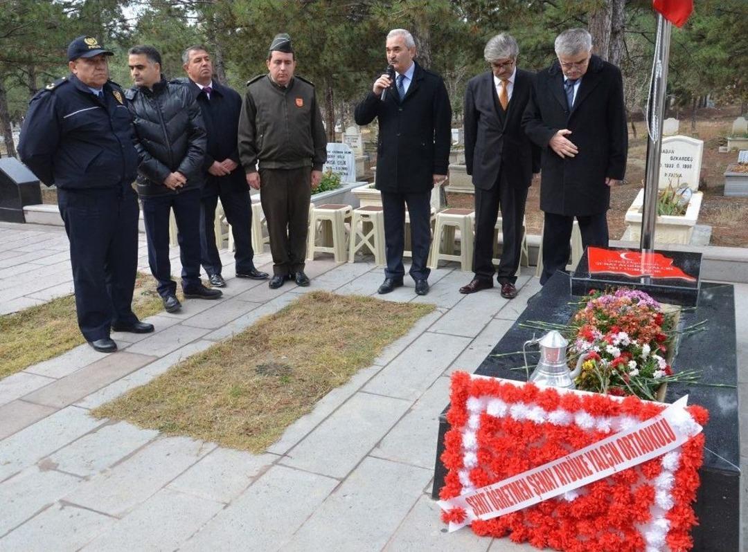 Şehit Ayb&uuml;ke &Ouml;ğretmen Mezarı Başında Anıldı