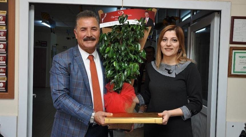 Başkan Tuna, Öğretmenleri Unutmadı