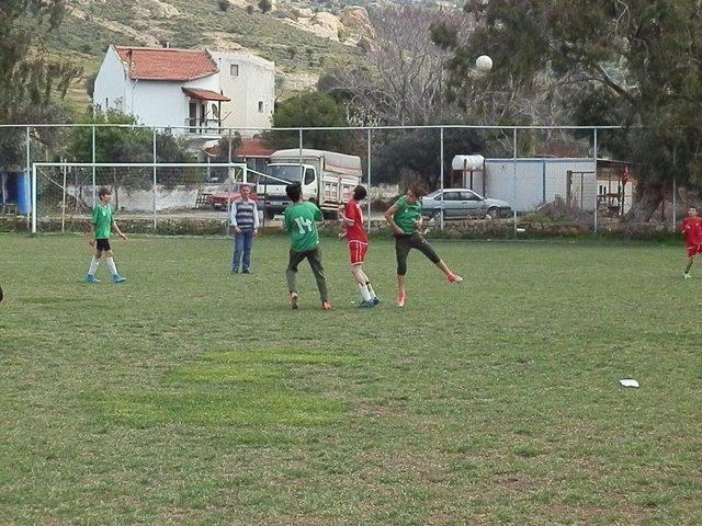 Foça’da Okulları Futbol Turnuvası Başladı