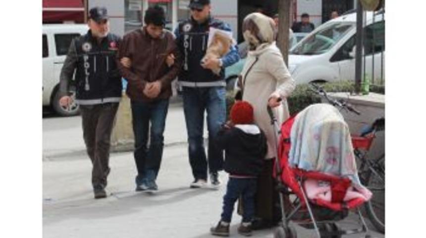 Eşinin Ve &Ccedil;ocuklarının Y&uuml;z&uuml;ne Bakamadı