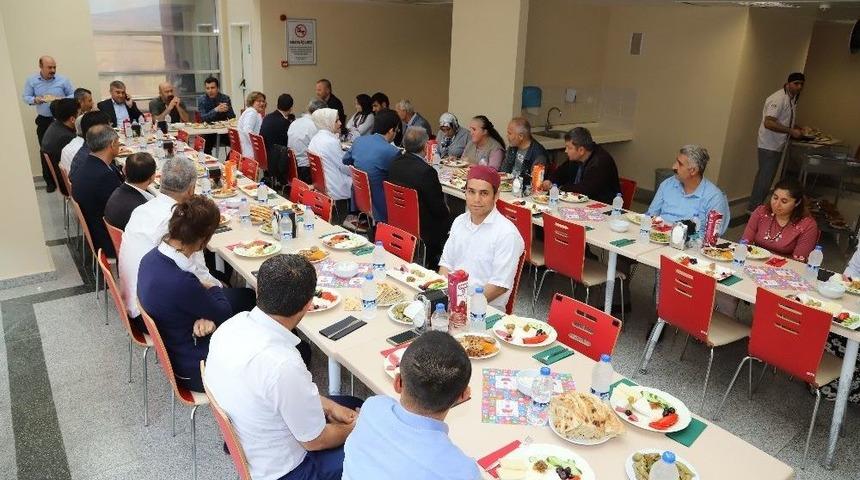 Başhekim Doğan Engelli &Ccedil;alışanlarla Kahvaltıda Bir Araya Geldi