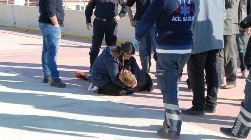 Kendisini İntihardan Vazge&ccedil;iren Sevgilisine Sarılıp Ağladı