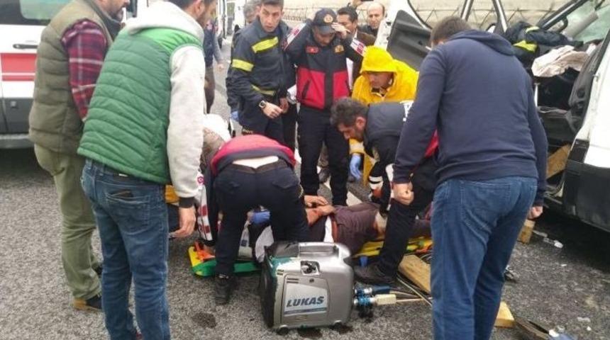 Park Halindeki &Ccedil;ekiciye Arkadan &Ccedil;arptı; 2 Yaralı