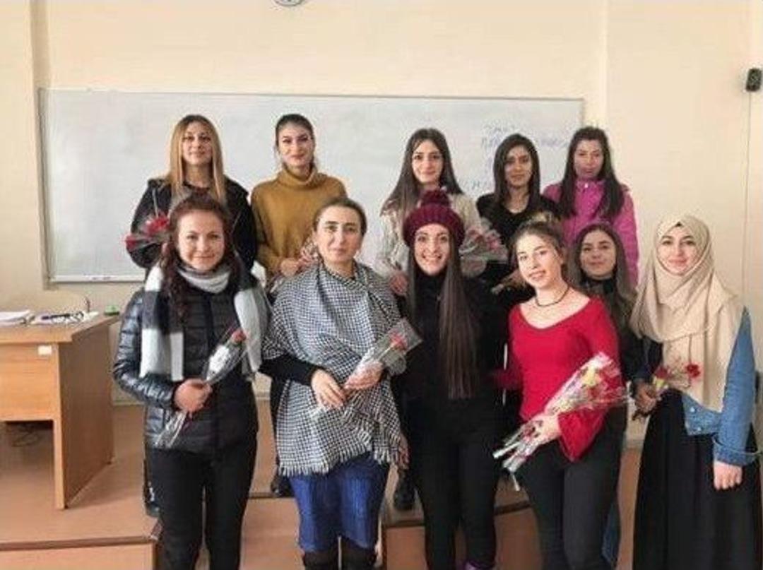 Ar&uuml;&rsquo;l&uuml; &Ouml;ğrenciler &Ouml;ğretmenler G&uuml;n&uuml;n&uuml; Kutladı