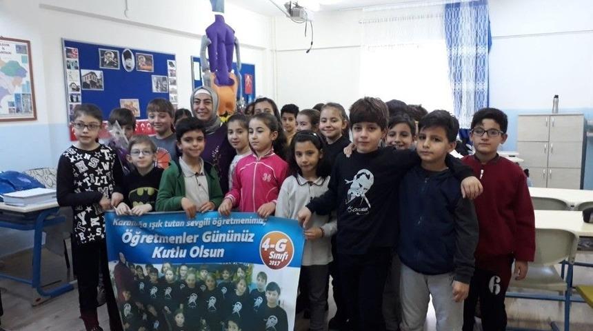 İlkokul &Ouml;ğrencilerinden &Ouml;ğretmenlerine Pankartlı &Ouml;ğretmenler G&uuml;n&uuml; Kutlaması