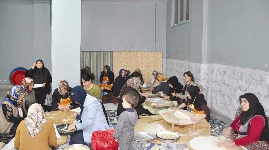 Ak Partili Kadınlar Mehmetçik İçin Mantı Açtı