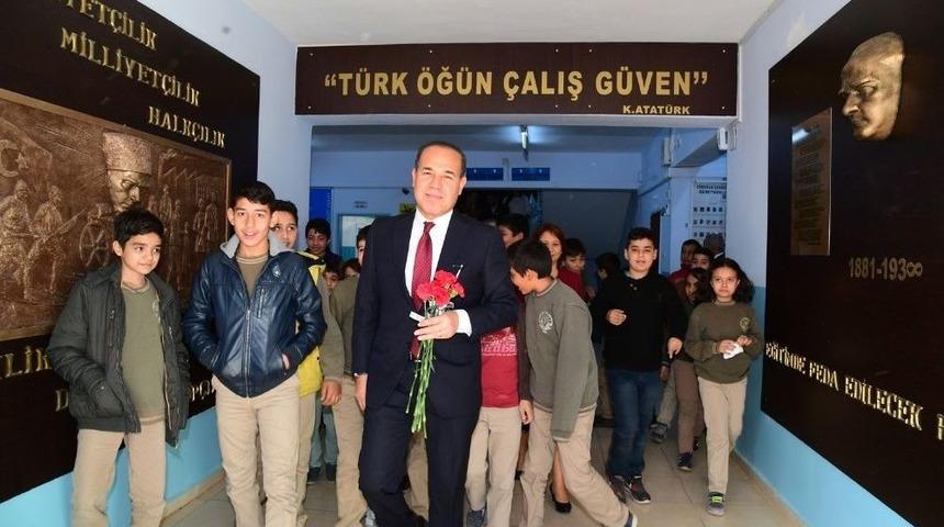 S&ouml;zl&uuml;, &Ouml;ğretmenler G&uuml;n&uuml;&rsquo;nde &Ouml;ğretmenleri Yalnız Bırakmadı