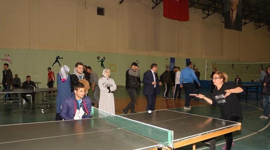 &Ouml;ğretmenler Masa Tenisinde Yarıştı