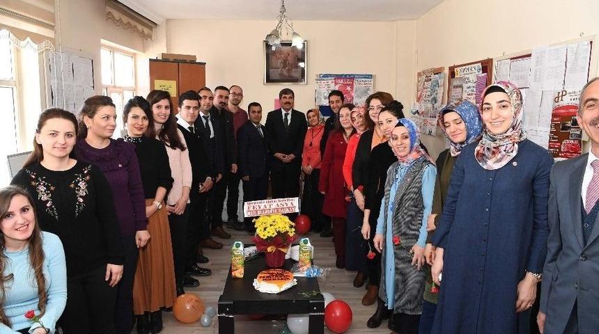 Başkan Asya, &Ouml;ğretmenleri Mutlu G&uuml;nlerinde Yalnız Bırakmadı