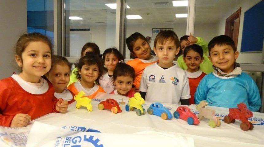 Oyuncak Atölyesinde Çocuklar Yaptıkları Oyuncakları Boyadı