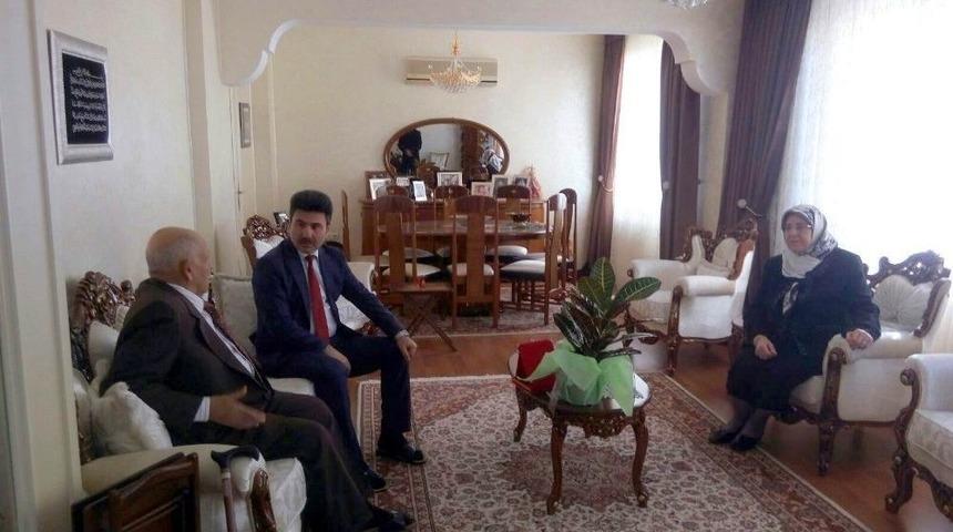 Rekt&ouml;r Karacoşkun Lise &Ouml;ğretmenini Ziyaret Etti