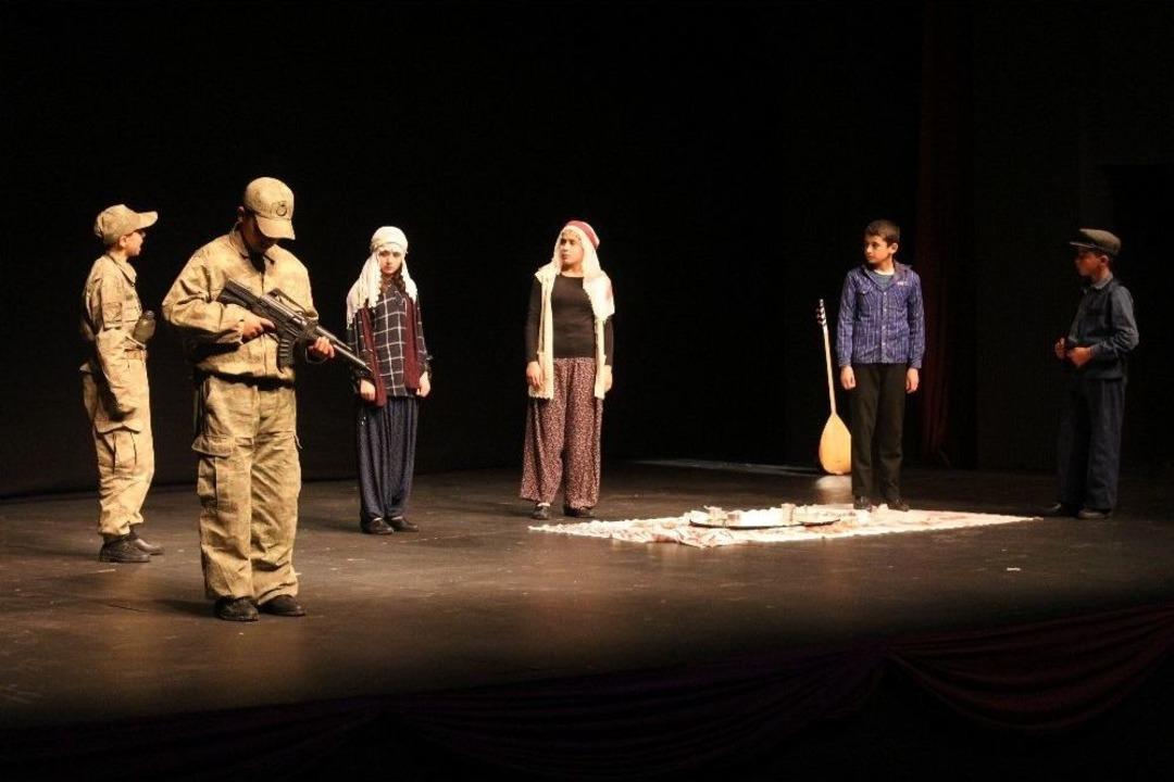 Kaymakam &Ouml;zcan G&ouml;zyaşlarını Tutamadı