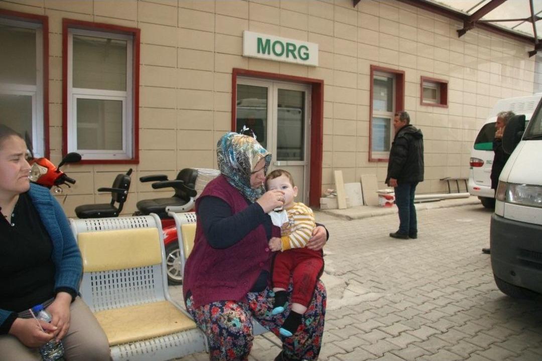 Eymen Bebek Kazada &Ouml;len Anne Ve Kardeşlerinin Cenazelerini Yaşlı G&ouml;zlerle Bekledi