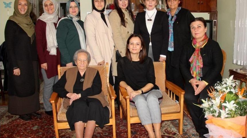 En Yaşlı &Ouml;ğretmene Ziyaret