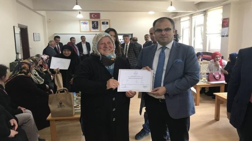 Turhal&rsquo;da 717 Vatandaş Okuma-yazma Kursunu Tamamladı