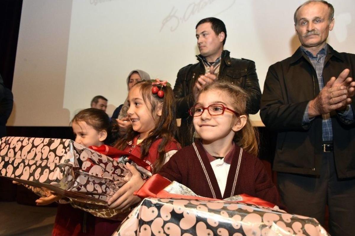 Vali Memiş&rsquo;ten &rsquo;bayrak Sevdalısı&rsquo; Minik &Ouml;ğrencilere Hediye