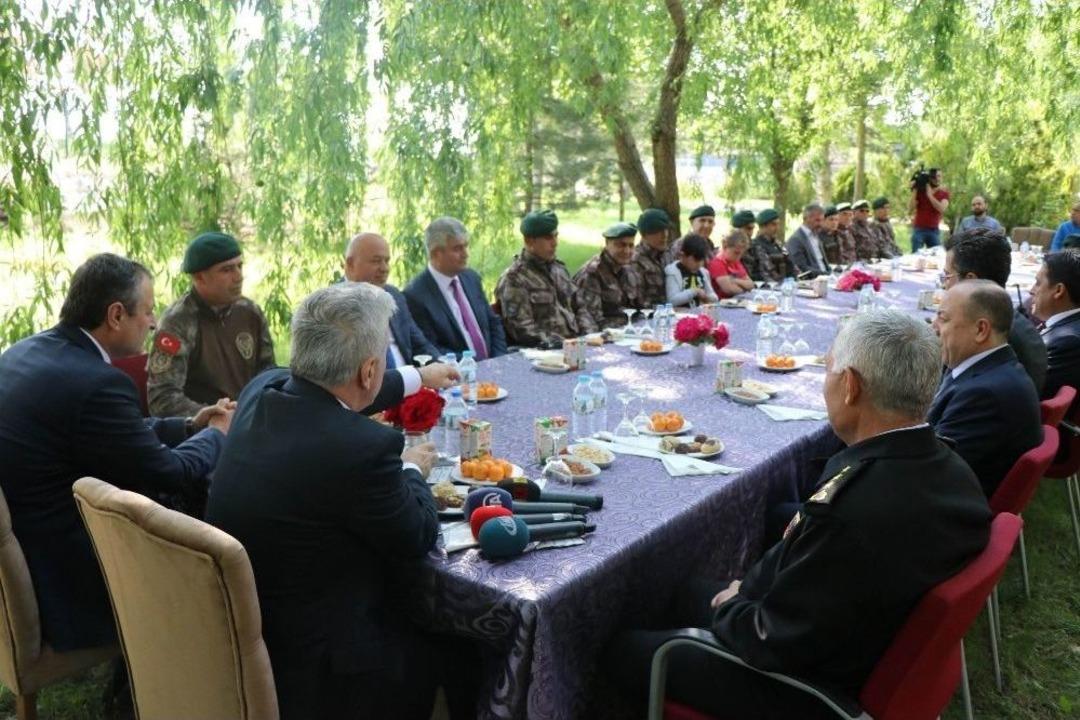 Vali Kam&ccedil;ı, Zeytin Dalı Operasyonundan D&ouml;nen P&ouml;h&rsquo;leri Ziyaret Etti