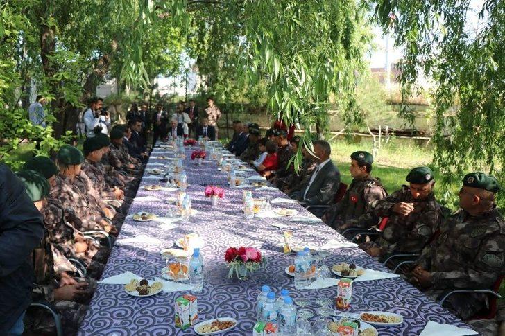 Vali Kamçı, Zeytin Dalı Operasyonundan Dönen Pöh’leri Ziyaret Etti G1