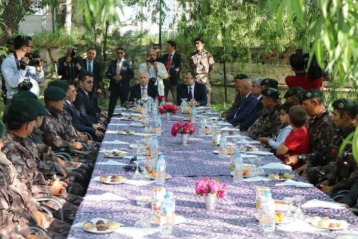 Vali Kamçı, Zeytin Dalı Operasyonundan Dönen Pöh’leri Ziyaret Etti G2