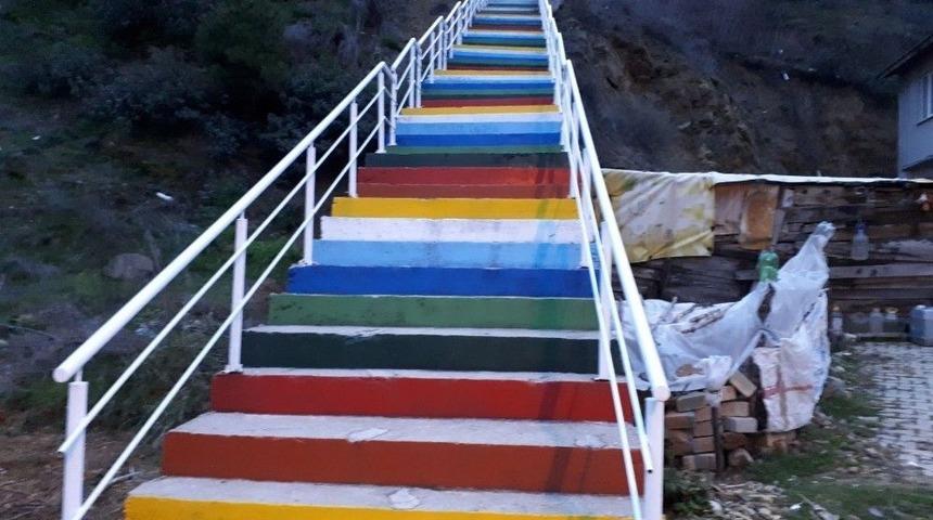 Merdivenler G&ouml;kkuşağı Renklerine Boyandı