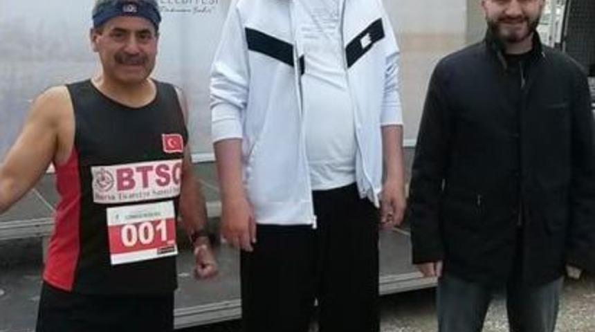 55 Yaşında 15 Kilometre Koşarak Birinci Oldu