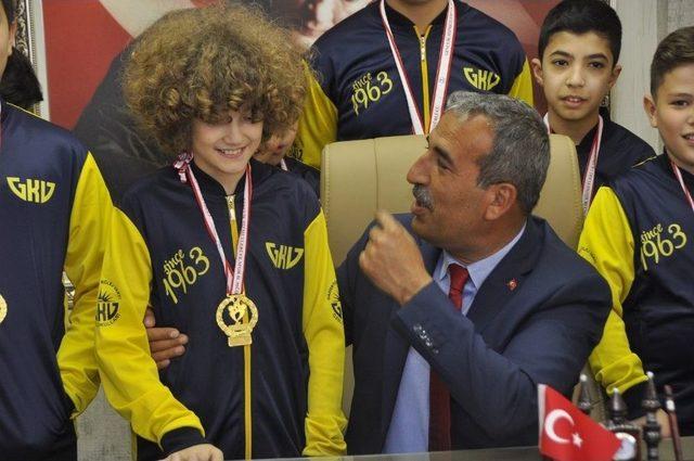 Mehmet Yağcı Gkv’nin Şampiyon Takımlarını Ağırladı