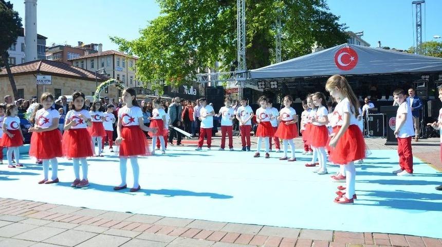 &Ouml;zel &Ouml;ğrenciler G&ouml;sterileri İle B&uuml;y&uuml;ledi