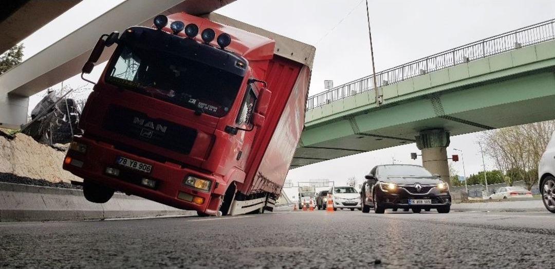 Bakırk&ouml;y&rsquo;de Kamyon &Uuml;st Ge&ccedil;itte Asılı Kaldı