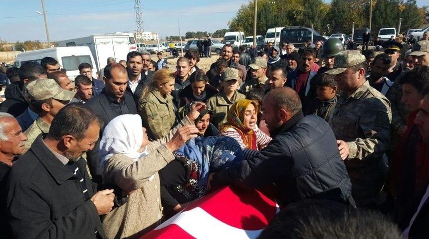 Nişanlandıktan 5 G&uuml;n Sonra Kazada &Ouml;len G&uuml;venlik Korucusu Defnedildi