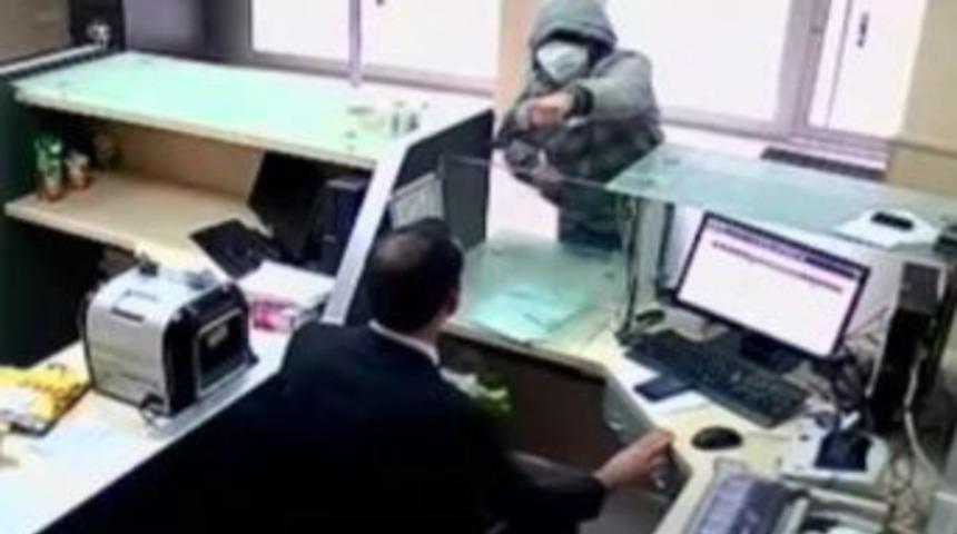 Ptt &Ccedil;alışanının Bı&ccedil;aklı Soyguncuya Canı Pahasına Direndiği Anlar Kamerada