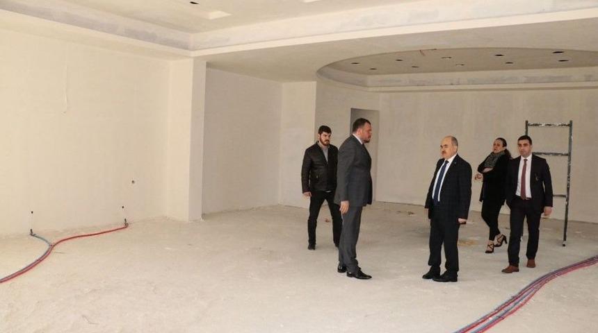 Vali Dağlı Bah&ccedil;eşehir Kolejinin Binasını Gezdi