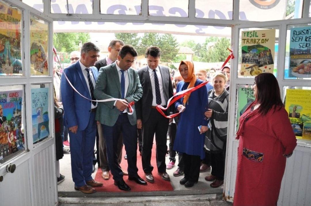 Ortaokulda "k&uuml;&ccedil;&uuml;k Eller Koca Y&uuml;rekler" Resim Sergisi A&ccedil;ıldı