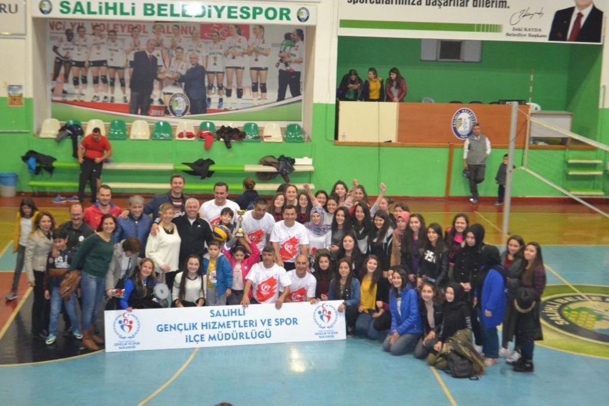 Salihli&rsquo;de &rsquo;24 Kasım Voleybol Turnuvası&rsquo; D&uuml;zenlendi