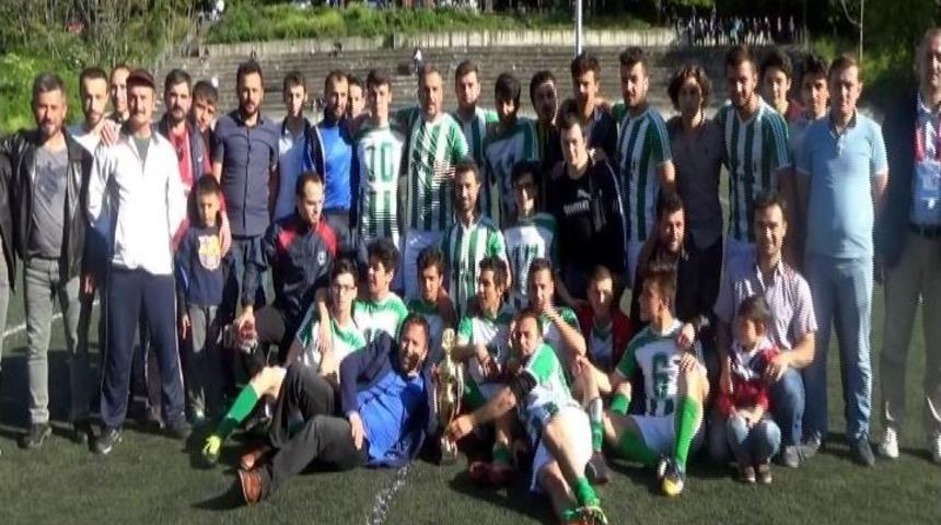 Kul&uuml;p Başkanı, Finale Bir Saat Kala Futbolcuları Takımdan Kovdu