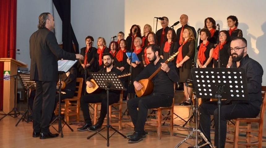 Aşık Veysel Fo&ccedil;a&rsquo;da T&uuml;rk&uuml;leriyle Anıldı