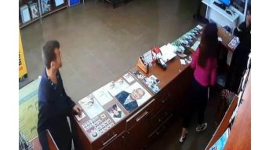 8 Kişinin G&ouml;z&uuml; &Ouml;n&uuml;nde Cep Telefonunu &Ccedil;aldı